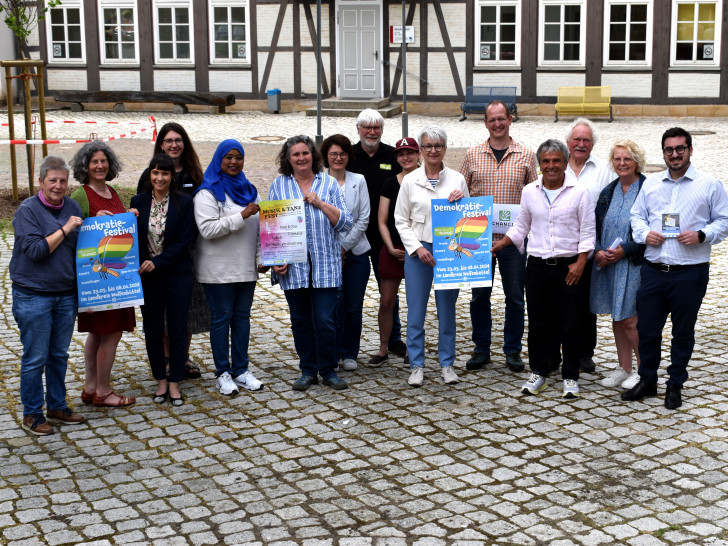 Setzen ein starkes Signal für Demokratie: Schirmherrin Landrätin Christiana Steinbrügge stellte das Programm gemeinsam mit den Akteuren vor. Dazu gehören die lokale Partnerschaft für Demokratie mit der Freiwilligenagentur Wolfenbüttel und Mitglieder des Begleitausschusses der Partnerschaft, die Gedenkstätte in der JVA Wolfenbüttel, der Verein „Chancen geben“, die Seniorenredaktion, der Sickter Verein „Miteinander Bunt“, das AHA-Erlebnismuseum für Kinder und Jugendliche, das Bündnis gegen Rechtsextremismus und viele weitere mehr.