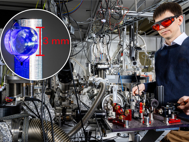 PTB-Wissenschaftler Johannes Tiedau mit dem Laseraufbau und Vakuumsystem für die Untersuchung des Thorium-229 Kerns. Teilbild oben links: Thorium-dotierter Kalziumfluorid-Kristall von der TU Wien. 