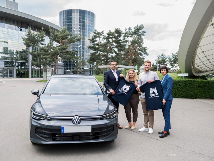 Edith Gerhardt, Geschäftsführerin der Autostadt, und Frank Barwasser, Leiter Vertrieb Volkswagen Deutschland, übergaben Sören und Jeniffer Dreyer aus Moormerland bei Leer ihren neuen Volkswagen Golf.