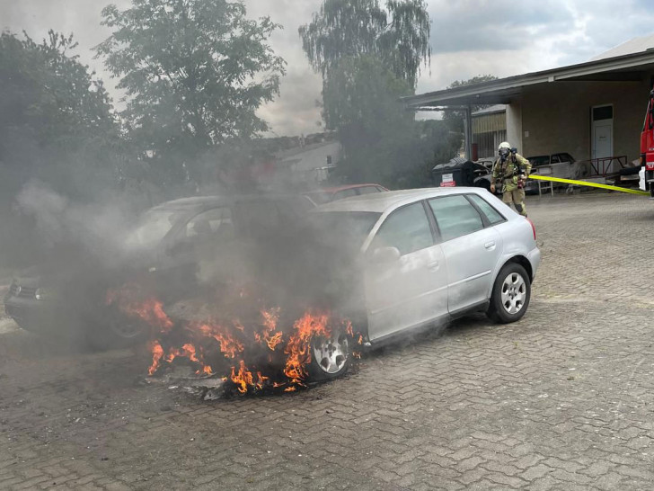 Das Fahrzeug hatte Feuer gefangen.