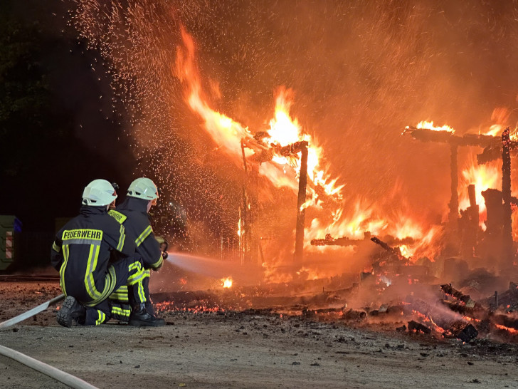 Die Feuerwehr kämpfte gegen die Flammen.