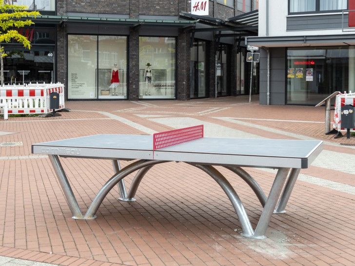 Recht unverhofft steht eine Tischtennisplatte mitten in der Fußgängerzone.