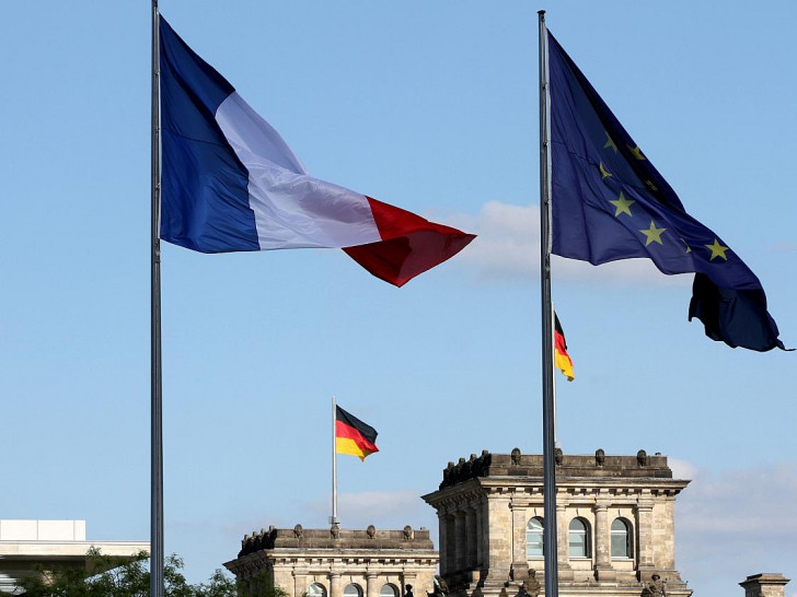 Fahnen von Deutschland, Frankreich und der EU (Archiv)