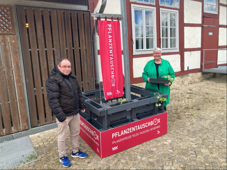 Museumsmitarbeiter Thorsten Kues und Museumsleiterin Monika Kiekenap-Wilhelm freuen sich auf viele Pflanzen und Setzlinge in der Pflanzentauschbox.