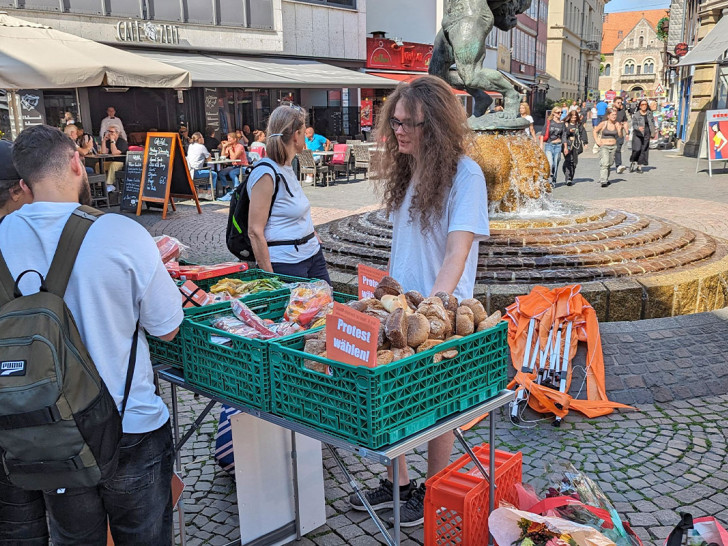 Aktivisten der Letzten Generation verteilen Lebensmittel in der Innenstadt.