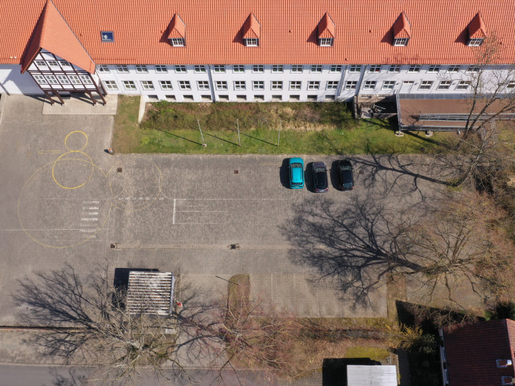 Der öffentliche Platz vor der Grundschule Steterburg wurde zu einem multifunktionalen Ort umgestaltet.
