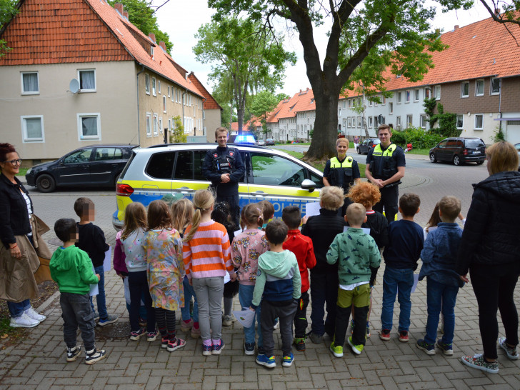 William Chapman, Julia Aßmann und Jonas Borg von der Polizei (v.l.n.r.) wurden von den Kindern empfangen.