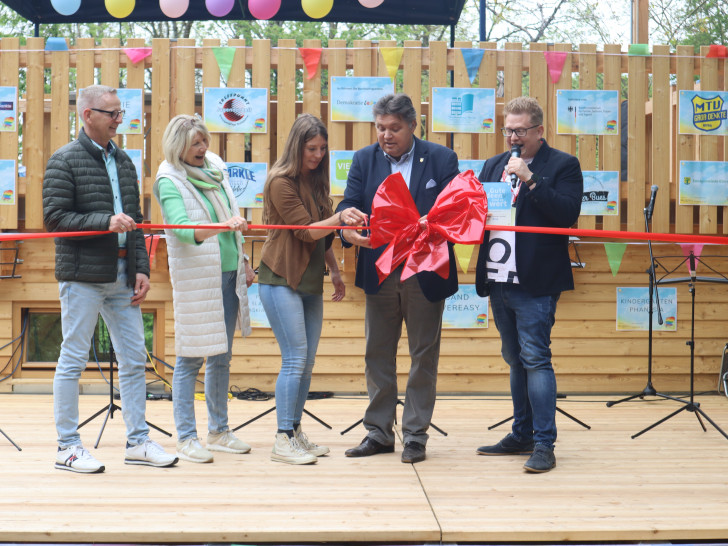 Feierliche Einweihung der neuen Waldbühne (v.l.n.r.): Dirk Neumann (Samtgemeindebürgermeister Elm-Asse), Sabine Walter (Jugendamtsleiterin Landkreis Wolfenbüttel), Solveig Wendt (Kreisjugendpflegerin, derzeit in Elternzeit), Uwe Schäfer (Vorsitzender Stiftungsrat Stiftung Zukunftsfonds Asse, stellvertr. Landrat), Christoph Hinze (Freizeit- und Zeltplatz Wolfenbüttel e.V.).