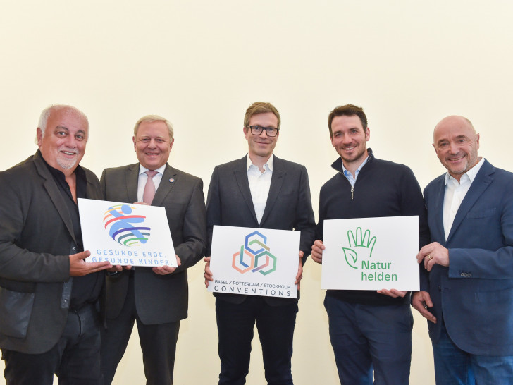 Auftakt für das Bündnis Gesunde Erde. Gesunde Kinder. mit dem Projekt Naturhelden von Felix und Christian Neureuther in Kooperation mit den Vereinten Nationen. Von links nach rechts: Robert Lübenoff (Vorstandsvorsitzender der fit4future foundation), Jürgen Brinkmann (Vorstandsvorsitzender der Volksbank BRAWO und ihrer Unternehmensgruppe BRAWO GROUP) Dr. Frank Moser (Unit-Head Basel, Rotterdam, Stockholm-Sekretariat des Umweltprogramms der Vereinten Nationen), Felix und Christian Neureuther.