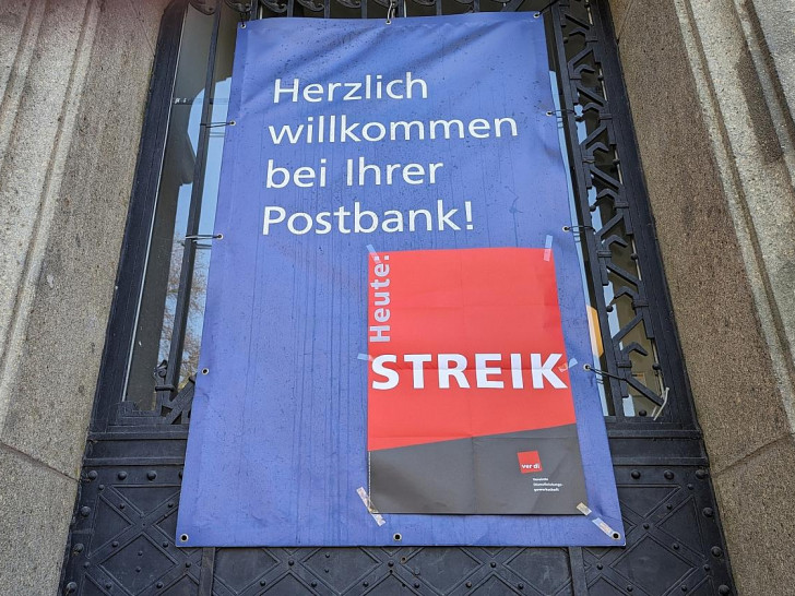 Streik-Hinweis an einer Postbank-Filiale (Archiv)