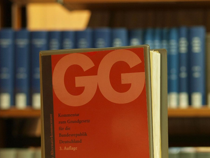 Ausgabe des Grundgesetzes in einer Bibliothek (Archiv)