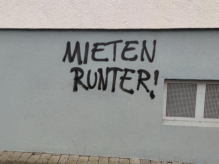 Graffiti mit Schriftzug "Mieten runter" (Archiv)