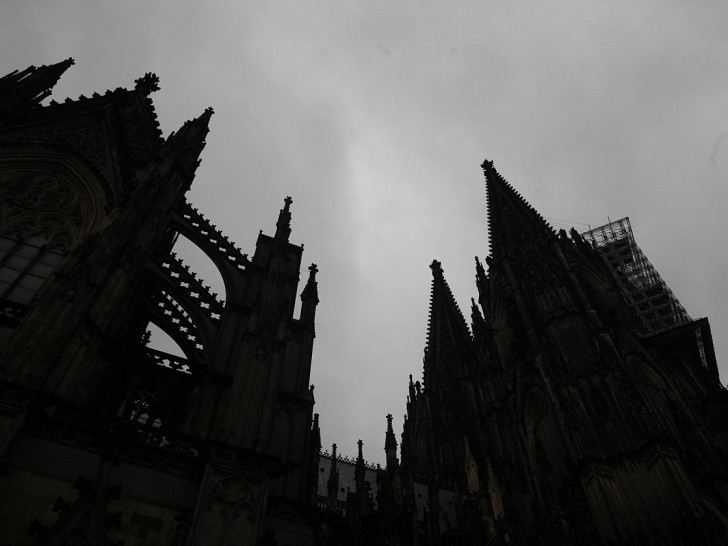 Kölner Dom dunkel unter grauen Wolken (Archiv)