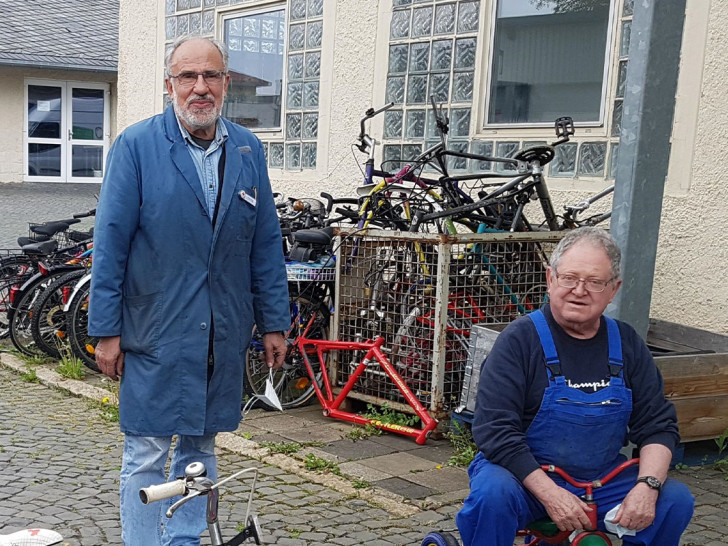 Zwei bekannte Gesichter in der DRK-Fahrradwerkstatt: Giovanni Mellino (links) und Jakob Ganther.