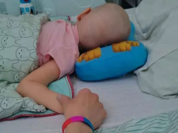 Die kleine Leona kämpft mutig gegen ihren Krebs.