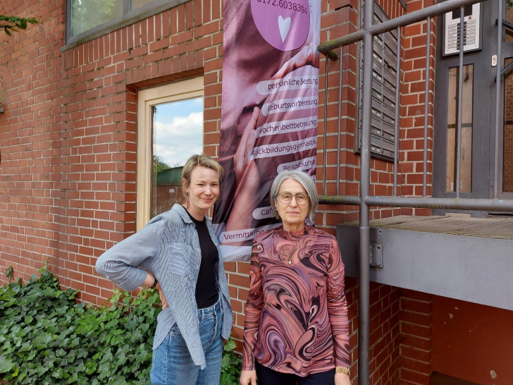Die beiden Hebammen Tanja Neumann (links) und Nina Petrakov beraten in der Hebammenzentrale des Landkreises Gifhorn in der Braunschweiger Straße 15 in Gifhorn.