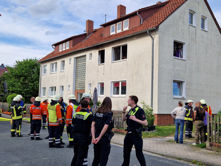 Das Feuer war in einer Wohnung des Mehrfamilienhauses ausgebrochen.