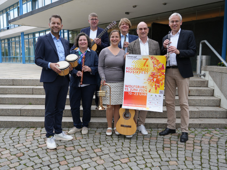 Oberbürgermeister Dennis Weilmann, Schirmherr der Veranstaltung, freut sich gemeinsam mit Ute Dademasch (Vorstand Werker Stiftung), Andreas Meyer (Geschäftsbereichsleiter Kultur), Juliane Gaube (Leitung Kontaktstelle Musik Region Braunschweig), Matthias Klingebiel (Leitung Musikschule der Stadt Wolfsburg), Frank Hitzschke (Bereichsleitung City Management, WMG) und Kai-Uwe Hirschheide (Kulturdezernent) auf ein tolles Musikfest.