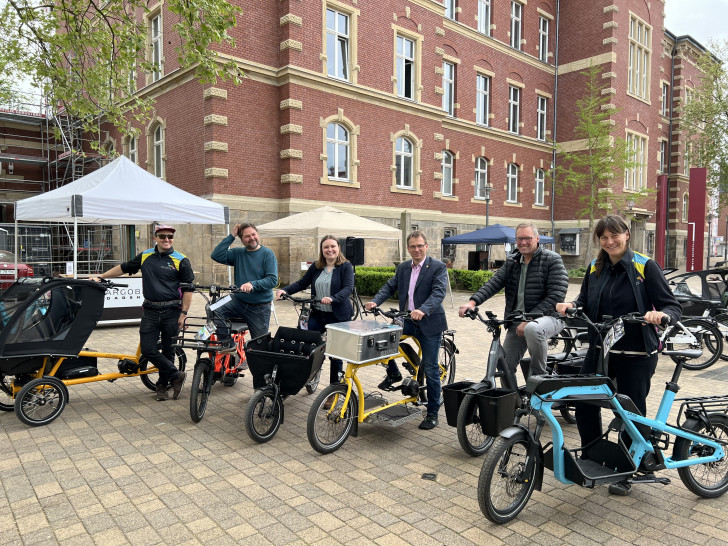 Das Roadshow-Team mit (ab 2.v.l.): Wirtschaftsförderer Tobias Heupke, Klimaschutzmanagerin Katharina Lachmann, dem stellvertretenden Bürgermeister Frank Hencken und Fachbereichsleiter Thorsten Scheerer.