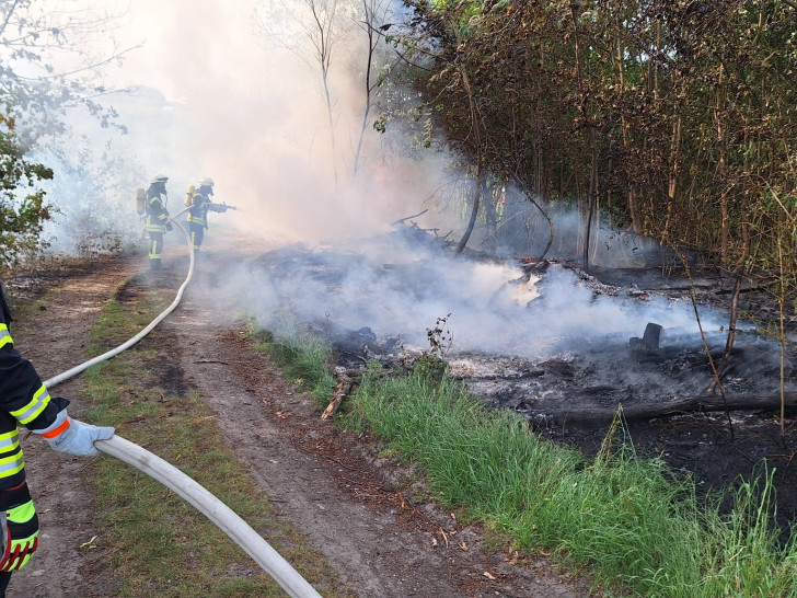 An der A39 war es am Nachmittag zu einem Böschungsbrand gekommen. 