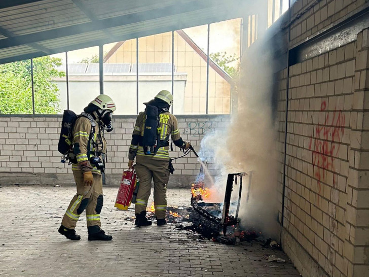 Die Feuerwehr löschte das Feuer in der Lagerhalle.