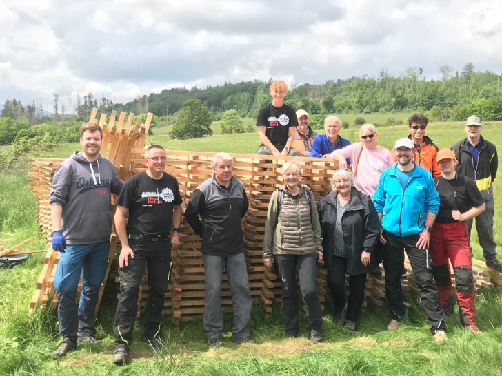 Im Einsatz zum Schutz der jungen Laubbäume im MachMit!Wald: Ehrenamtliche Helfer bauen am Steinberg einen Wildschutzzaun aus Hordengatter.