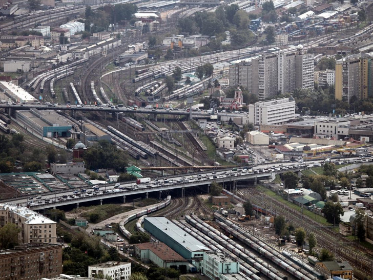 Straßenverkehr und Zugverkehr in Moskau (Russland) (Archiv)