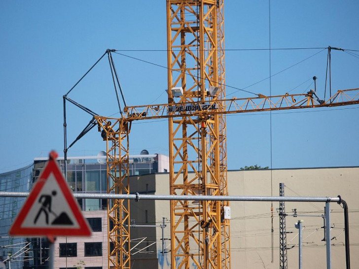 Baukräne auf einer Baustelle (Archiv)