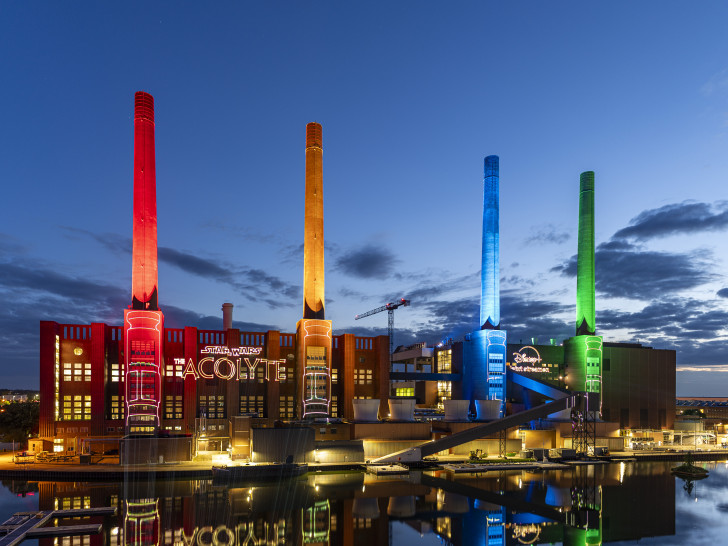 Zum Start der neuesten Live-Action Original Serie von Lucasfilm werden in Wolfsburg vom 5. bis zum 9. Juni 2024 die vier 125 Meter hohen Schornsteine des Volkswagen Kraftwerks als überdimensionale Lichtschwerter inszeniert.