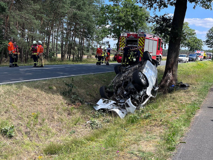 Die verunfallte Frau musste aus ihrem Fahrzeug befreit werden.