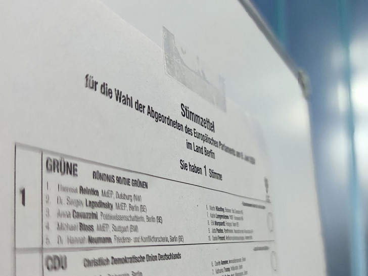 Stimmzettel zur Europawahl in einem Wahllokal am 09.06.2024