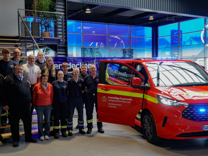 Die Ortsfeuerwehr Cramme mit Ortsbrandmeister Frank Abel, stellv. Ortsbrandmeisterin Joana Abel, die Vorsitzende der Crammer Landwirtschaft e.V. Linda Knackstedt sowie Herr Piske mit dem Team vom Autohaus Ford Piske.