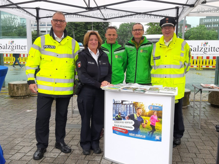 Am Infostand vor dem Rathaus (v.l.n.r.): Hans-Jörg Hartewig, Kathrin Lacey, Mitarbeiter der Verkehrswacht, Andreas Kelm.