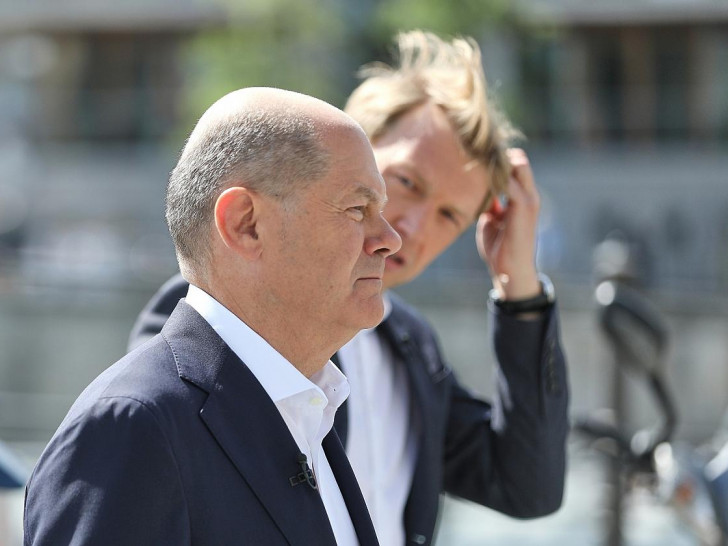 Olaf Scholz und Markus Preiß auf dem Weg zum ARD-Sommerinterview am 23.06.2024