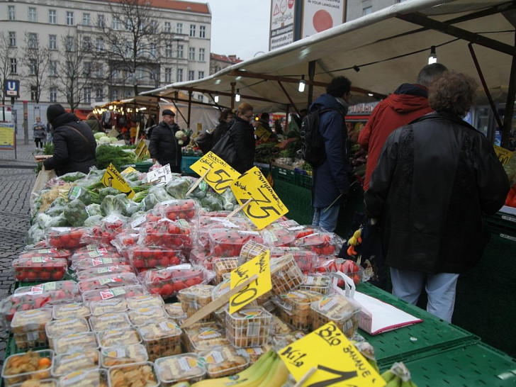 Obst und Gemüse auf einem Marktstand (Archiv)