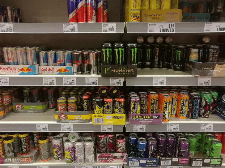 Energydrinks im Supermarktregal (Archiv)