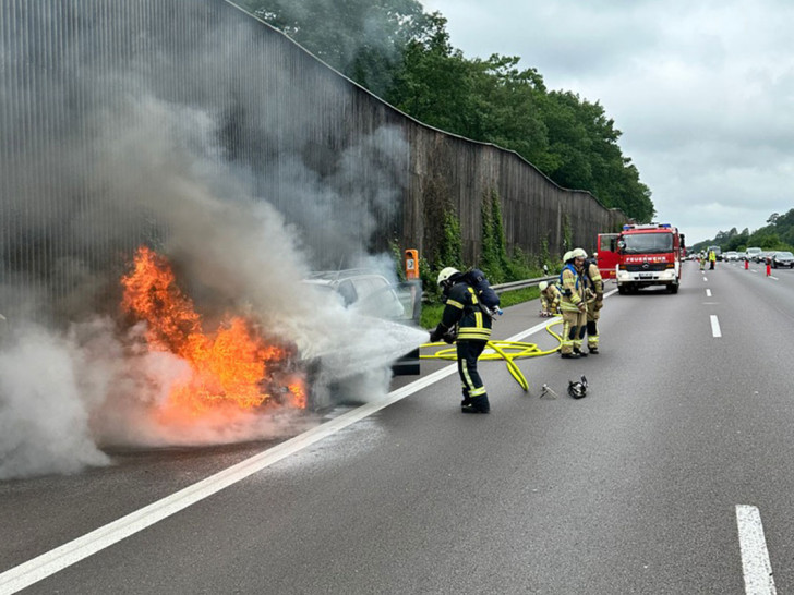 Das Fahrzeug stand in Flammen und musste gelöscht werden.