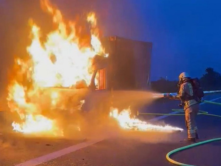 Der vordere Teil des Fahrzeugs stand in Vollbrand.