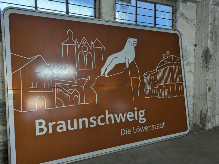 Eine der touristischen Hinweistafeln, die für die Stadt Braunschweig erstellt worden sind. Hier in einem Lager.