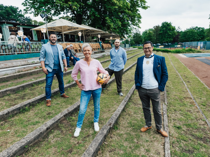 Freuen sich auf das Family Viewing: (v.l.n.r.) Christian Siebke (Zur Freundschaft, Geschäftsführer), Antje Tümmler (PSV Braunschweig e. V., Vorstand), Marc Breuer (BLSK, Filialleiter Kastanienallee), Sikander Shah (BLSK, Bereichsleiter Privat- und Geschäftskunden).