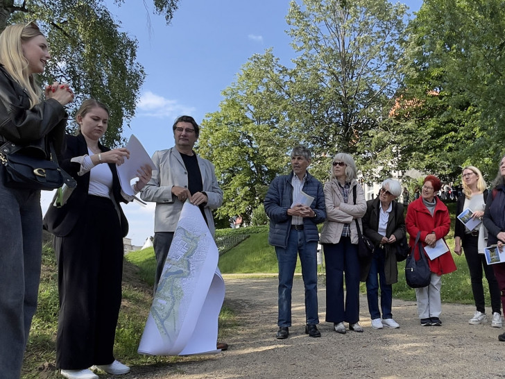 Beim Spaziergang wurden Bürger über die Pläne zur LaGa 2030 in Wolfenbüttel informiert.