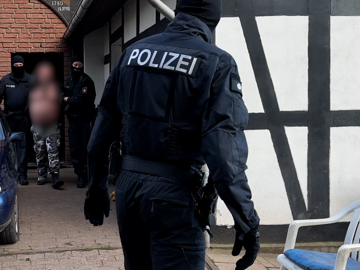 Hier wird ein Verdächtiger in NRW festgenommen. Auch in Salzgitter wurden zwei Wohnungen durchsucht.