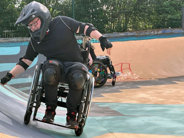  Mit dem Rollstuhl wurden der Skateplatz und die Rampen befahren