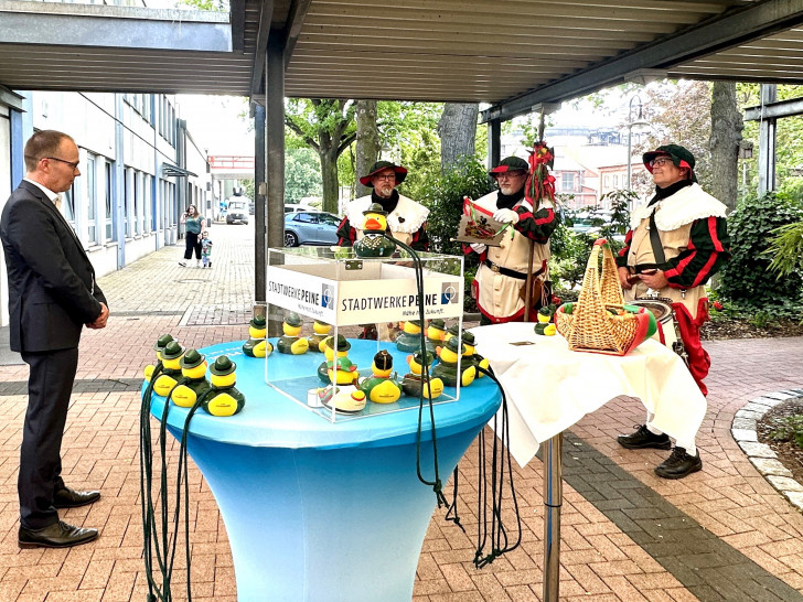 Ralf Schürmann mit den Trommelboes und dem neuen Fritz Freischießen.