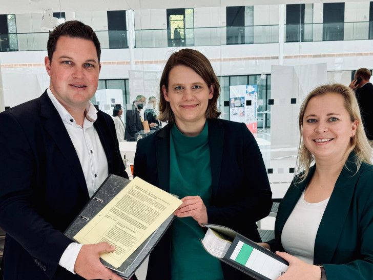 Während des gestrigen Plenums im Niedersächsischen Landtag haben die Landtagsabgeordneten Kirsikka Lansmann und Philipp Raulfs das Gifhorner Kita-Positionspapier der Kommunen, Kita-Träger und Eltern aus dem Landkreis Gifhorn an die Kultusministerin Julia Willie Hamburg übergeben