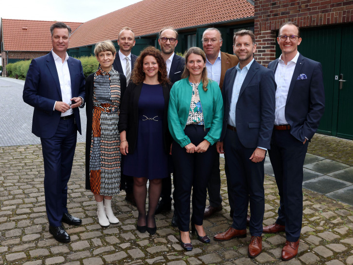 Wirtschaftsempfang des Oberbürgermeister der Stadt Wolfsburg, v. l. Thomas Schmall, Prof. Dr. Angela Ittel, Dr. Bernd Schmid, Stephanie Levy, Jens Hofschröer, Irina Franz, Günther Graf von der Schulenburg, Oberbürgermeister Dennis Weilmann und Florian Wagner.