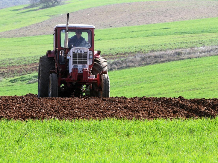 Bauer mit Traktor (Archiv)