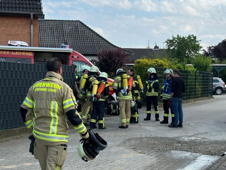 Die Feuerwehr musste am Brandort zunächst die Lage erkunden.