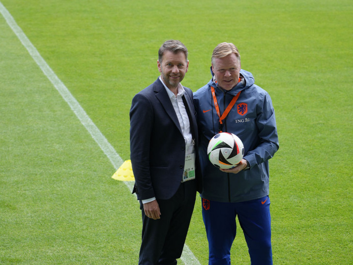 Oberbürgermeister Dennis Weilmann übergab den Ball symbolisch an den niederländischen Nationaltrainer Ronald Koeman.