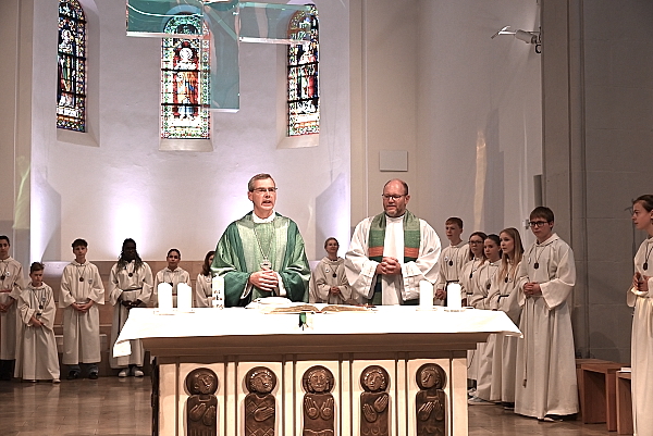 Der Hildesheimer Bischof Dr. Heiner Wilmer (li.) mit Pfarrer Matthias Eggers beim Gottesdienst in St. Petrus.
